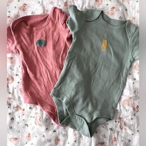 Set of 2 short sleeved bodysuits - like new ✨